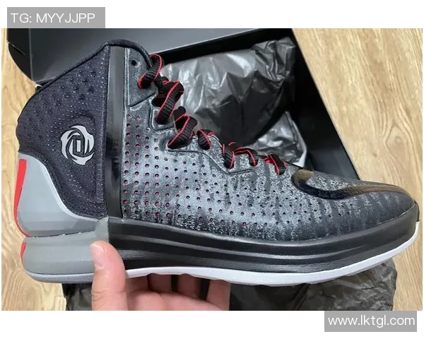 球星鞋底黑了足球 如何影响比赛的节奏与球员表现