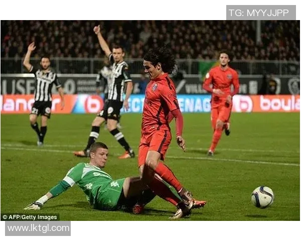 蓬蓬头足球球星的风采与传奇：从球场到生活的独特魅力