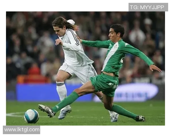 以足球大步流星的球星为核心揭示运动员如何在赛场上迅猛突破对手防线